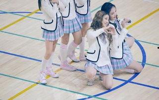 少女跳舞视频,少女翩翩起舞，展现活力风采