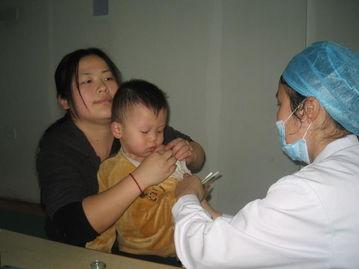 医生给小孩打针视频,医生为患儿细心打针，温馨守护健康成长